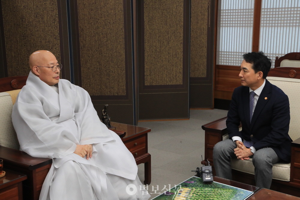 진우 스님이 11월27일 예방한 박민식 국가보훈부 장관에 열린송현녹지광장 내 이승만기념관 건립 추진에 우려를 표하고 있다. 사진=조계종