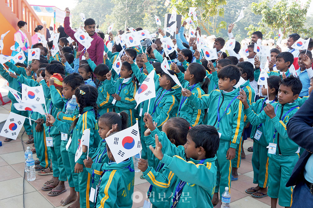 낙성식에 참여한 108선혜학교 학생들이 태극기를 흔들며 환호하고 있다.