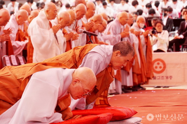 올해 3월 서울 조계사에서 열린 상월결사 인도순례 회향식에서 자승 스님은 총무원장 진우 스님과 108배를 하고 있다. 