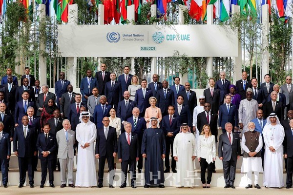 11월30~12월12일 아랍에미리트(UAE) 두바이에서 열리는 제28차 유엔기후변화협약 당사국회의(COP28)에 참석한 각국 정상들. 134개국이 ‘농업과 식량, 기후행동에 관한 선언’에 서명했다. [사진제공-COP28]