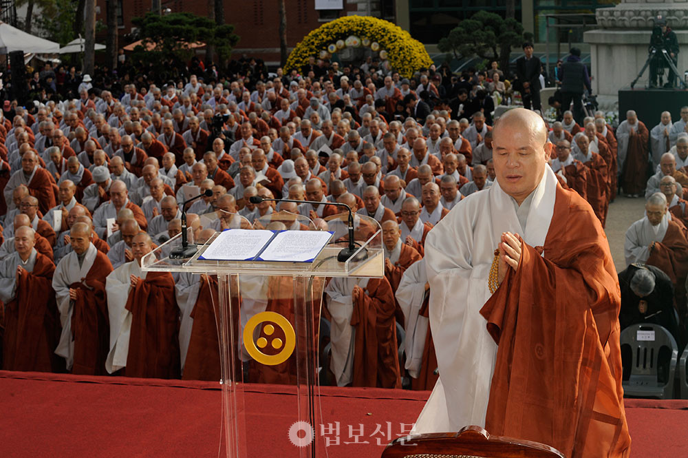 2013년 11월8일 조계종 34대 총무원장에 취임하며 총무원장을 연임을 이뤄년 자승 스님은 ‘입지전적인 인물’로 평가 받았다. 
