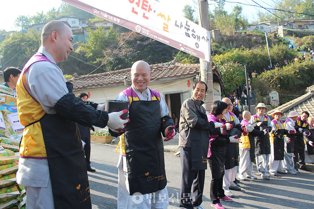 2013년 10월 31일 34대 총무원장 임기를 시작하는 날 홍제동 개미마을에서 진행한 나눔행사.