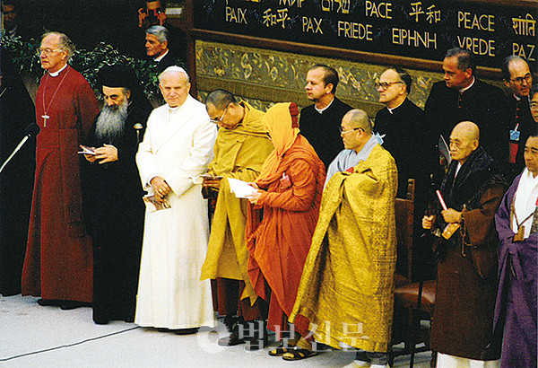 첫 세계종교인평화기도회가 로마 교황청 주최로 1986년 10월 이탈리아 아시시에서 열렸다. 각 종교의 지도자가 최초로 한 자리에 모인 이 대회에서 달라이라마(맨 앞줄 왼쪽에서 네 번째)도 참석했다. 달라이라마 오른쪽 두 번째 스님은 당시 조계종 총무원장 의현 스님이다. 