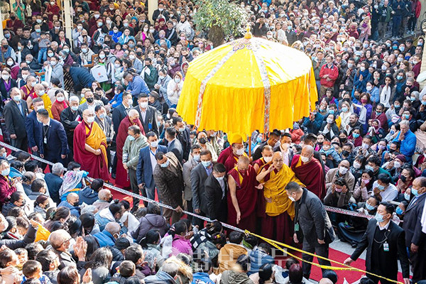 달라이라마는 티베트인에게 종교 지도자를 넘어 정치, 문화, 사상 등 삶 전반에 스며들어 있다.  [달라이라마 공식 페이스북]