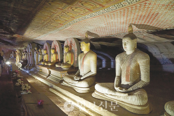 담불라석굴에는 56개의 불상과 함께 부처님 생애, 싱할라왕국 역사를 담은 벽화도 그려졌다.
