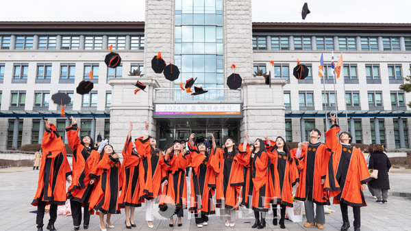 동국대학교 와이즈캠퍼스가 학사 11248명, 석사 46명, 박사 12명 등 총 1306명에 학위를 수여했다.