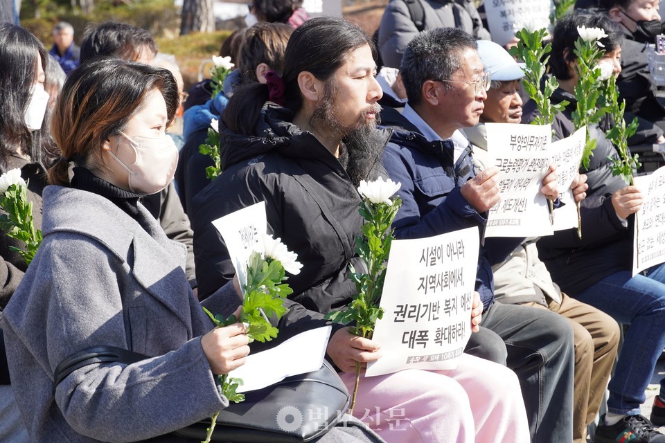 '송파세모녀10주기추모회' 참석자들이 복지예산 확대 피켓을 들고 추모회에 자리했다.