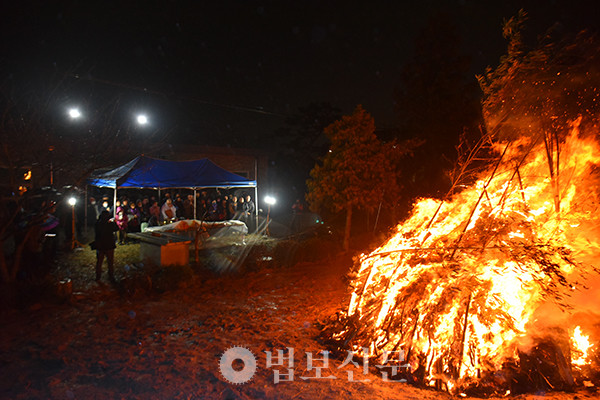 익산 정각사는 정월대보름을 맞아 법문, 달집태우기, 공연 등의 행사를 개최했다.