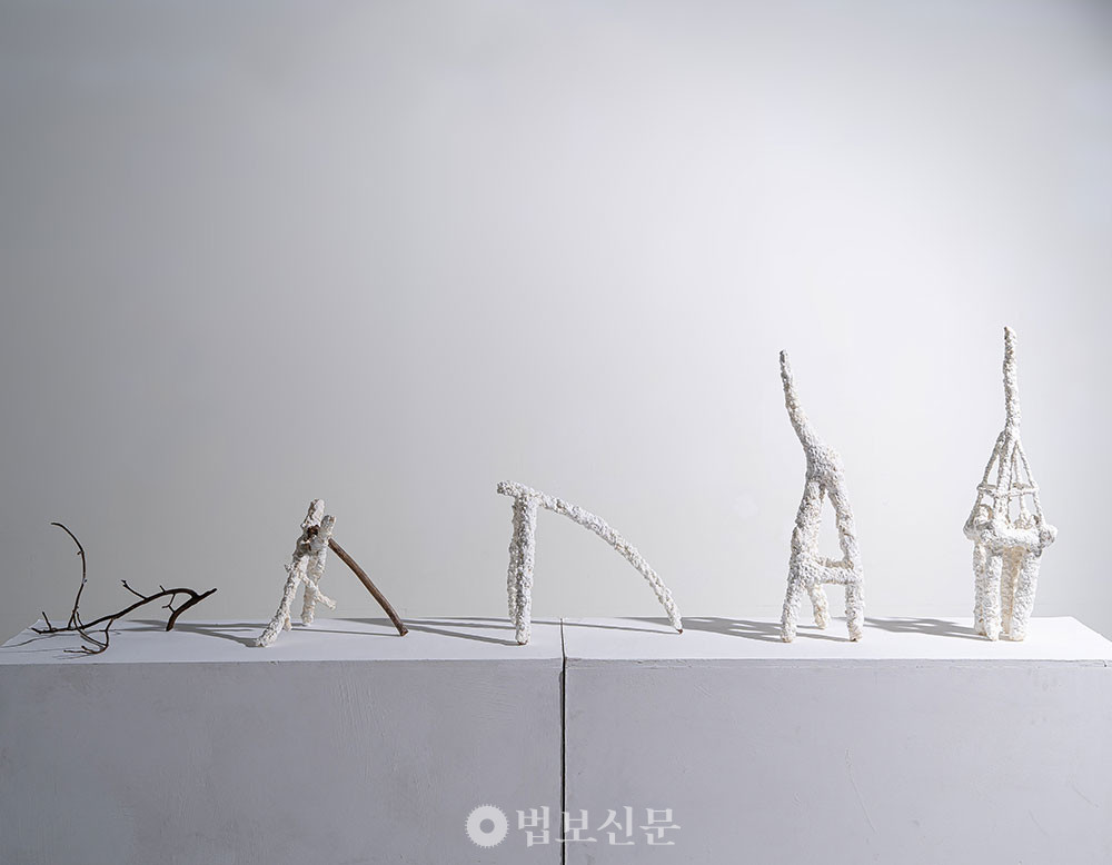 김민정 作, 반려자연진화론, 95x249x26cm, 나뭇가지, 글루탐산나트륨, 2023