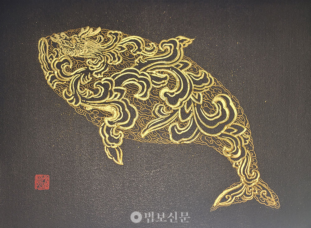 박근덕 作, 나의 우주 Ⅷ_참돌고래 45.5×33.4㎝. 비단에 금박, 금분, 2024