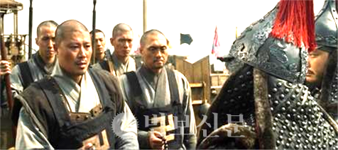 의승수군이 등장한 김한민 감독의 영화 '명량'의 한 장면. 