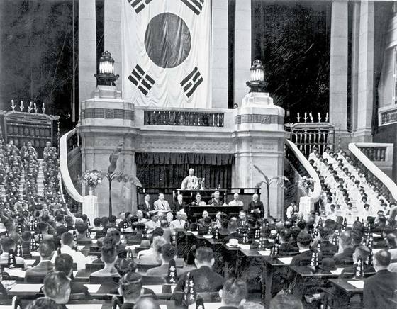 1948년 5월 31일, 중앙청 홀에서 열린 제헌 국회 개원식. 임시 국회의장이자 초대 국회의장으로 피선된 이승만은 재헌 국회의 첫 순서로 북한출신 목사 이윤영 의원을 대표로 모든 의원들이 함께 '하나님께 감사기도'를 하도록 했다.