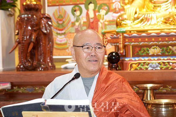 지환 스님은 “부처님 행복론의 요지는 ‘불만족이 불행이며 만족이 행복’이라는 것”이라며 “스스로 만족하는 삶을 살아야 한다”고 강조했다. 