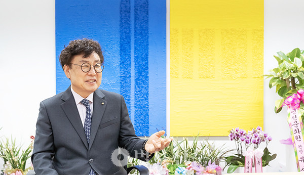 류완하 동국대 와이즈캠퍼스 신임총장이 3월 4일 정각원에서 예불을 봉행하고 업무를 시작했다. 