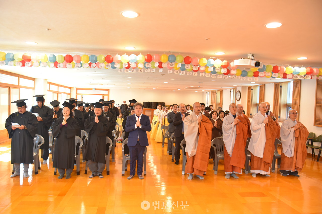 선운사 불교대학은 3월 16일 제3기 불교대학 졸업식을 봉행했다.