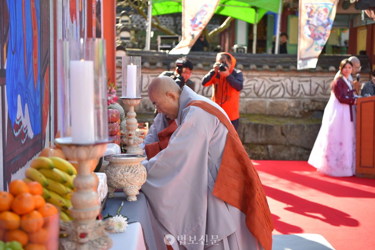 지난해 11월 11일 해남 대흥사에서 서산대제 추계제향이 열린 모습. 대흥사 조실 보선 스님이 공양을 올리고 있다. [법보신문 DB]