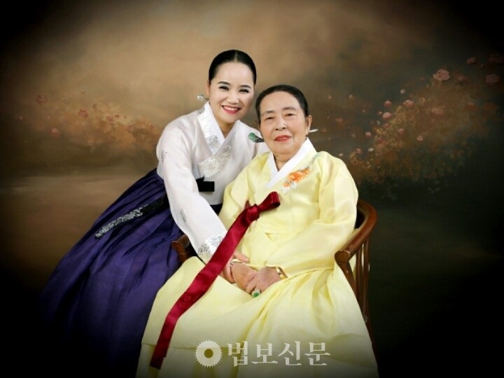 이일주 선생님과 차복순 명창. 서로에게 딸과 어머니같은 존재다.