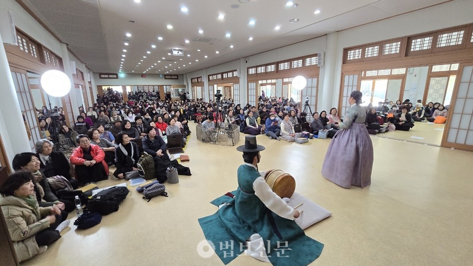 지난달 '월정사 금강경 봉찬기도 철야정진'에도 참여해 흥보가를 선보였다.