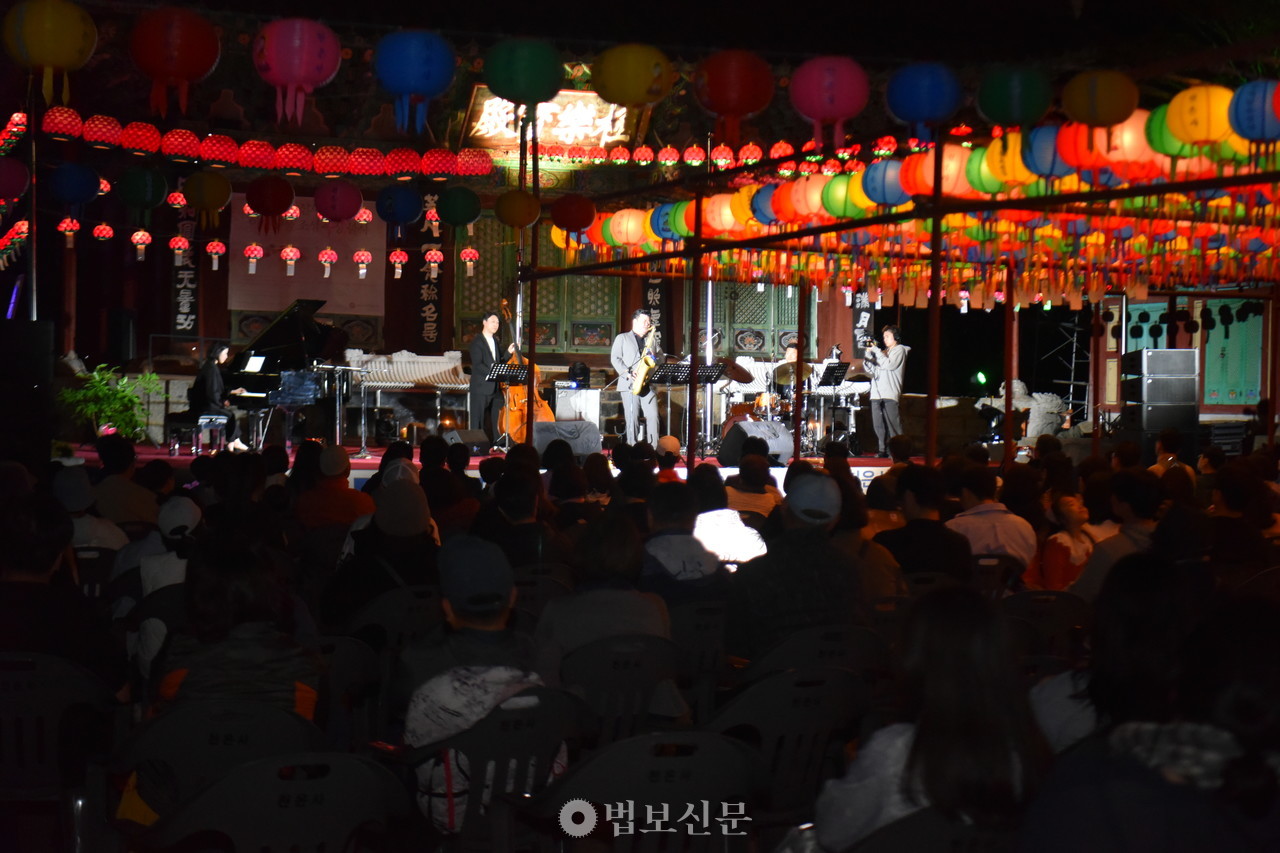 천은사는 4월 27일 경내 극락보전 앞 특설무대에서 ‘2024 천은사 Jazz in lthe Spring - BLUE GIANT’ 음악회를 개최했다.