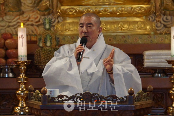 돈관 스님은 불교동아리 학생들에게 육바라밀 실천을 통한 동국발전에 힘이 되주길 발원했다.