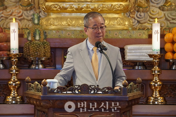 윤재웅 총장은 불교동아리 학생들에 베품을 실천하는 불자로 성장할 것을 당부했다. 