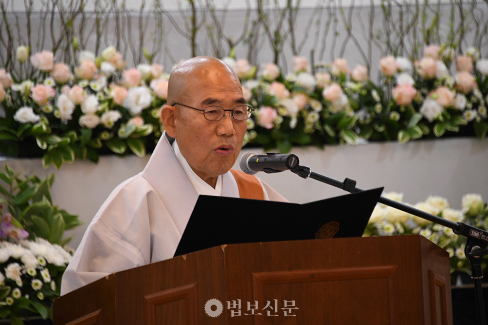 종정 성파 스님 법어를 원로회의 수석부의장 보선 스님이 대독했다.