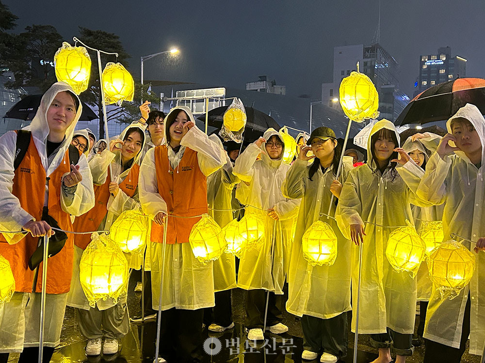 10만 연등 행렬…감로수 가득한 서울 밤하늘 빛으로 채우다