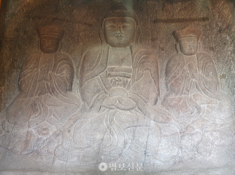 조선 후기에 만들어진 삼성산 삼막사의 마애삼존불.