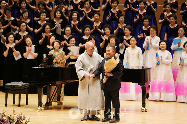 올해 1월 개최한 ‘제 4회 이찬우 작곡발표회’에서 함께 부산 안국선원장 수불 스님과 이 작곡가.
