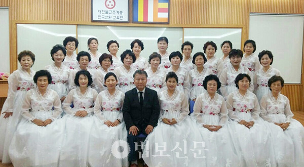 부산 안국선원 합창단과의 단체사진.