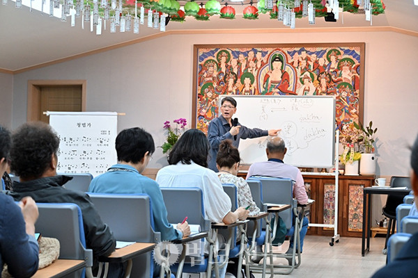 이곳에서 불교대학 강의, 무료급식소 등 영동 불교발전을 견인하고 있다.