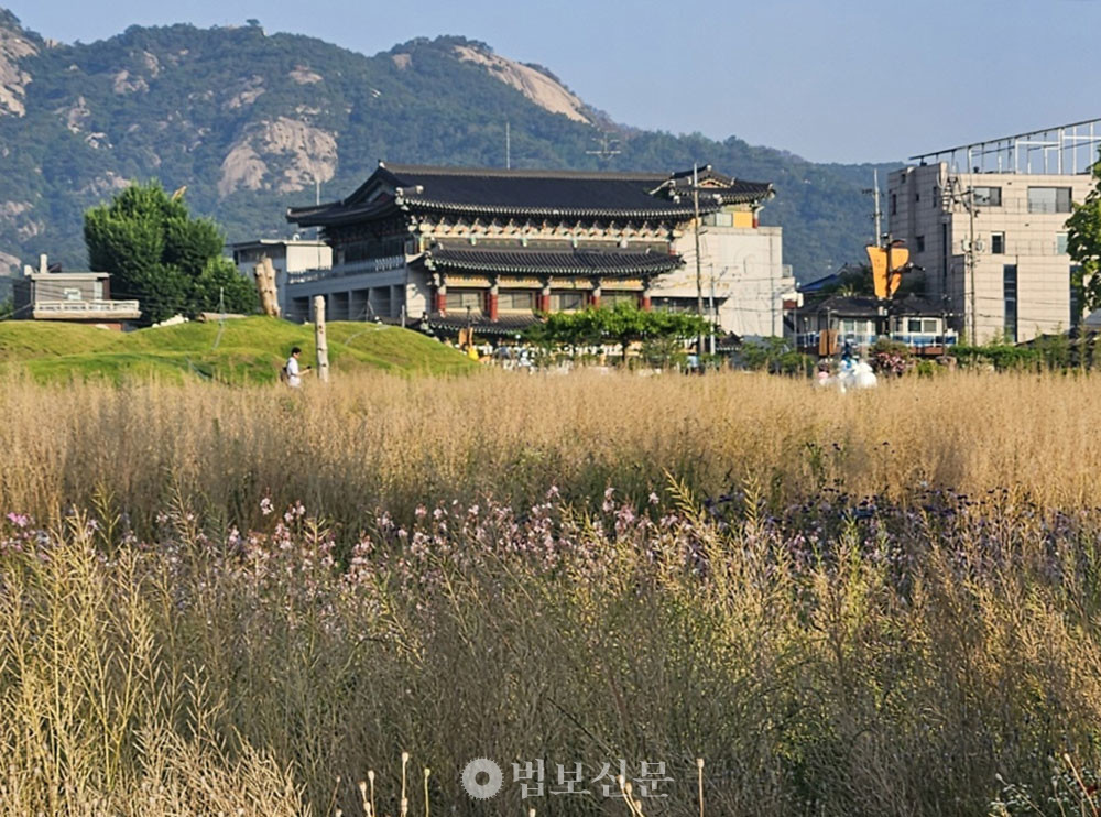 서울 송현공원과 맞닿아 있는 한국불교전통문화전승관.