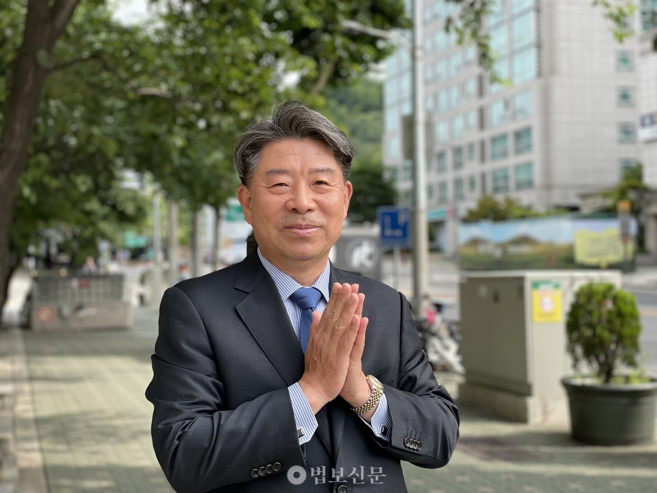 그는 1958년 해남 땅끝마을 앞마다의 작은 섬 어룡도에서 태어났다. 명량해전이 벌어진 울둘목까지 30km 정도 떨어진 곳. 전주 이씨인 그의 선조 중에는 충무공 이순신 장군의 휘하에서 활약한 이억기 장군도 있었다. 어릴 적부터 그의 우상은 이순신 장군이었다. ‘거북선 같은 군함을 만들겠다’는 꿈으로 대우조선에 입사해 삼성으로 자리를 옮겼다. 한국무역협회 부회장, 한미동맹재단 부회장, 한국외국기업협회 명예회장을 맡고 있다.