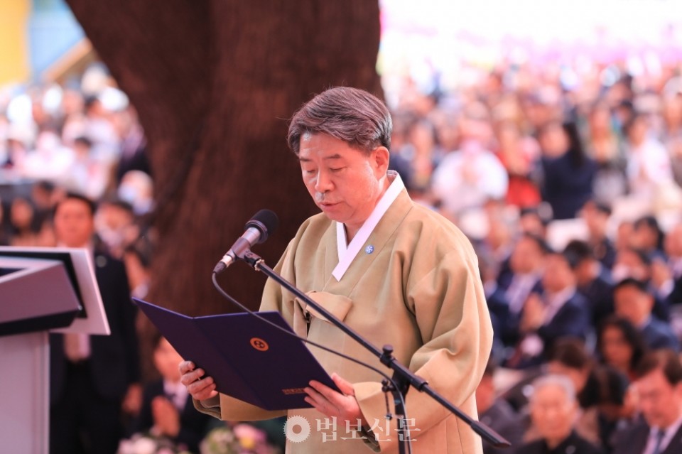 2024년 5월 15일 봉축법요식에서 발원문을 낭독했다. 사진=조계종 홍보국