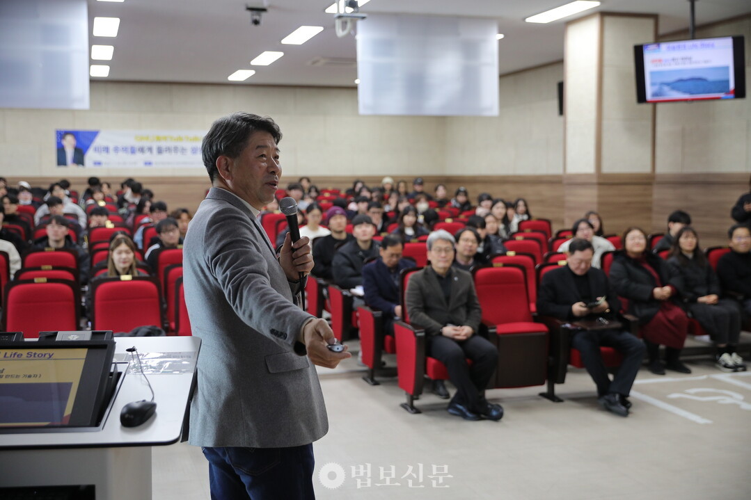  이승현 조계사 신도회장이 국립경상대에서 특강하고 있다. 사진=국립경상대