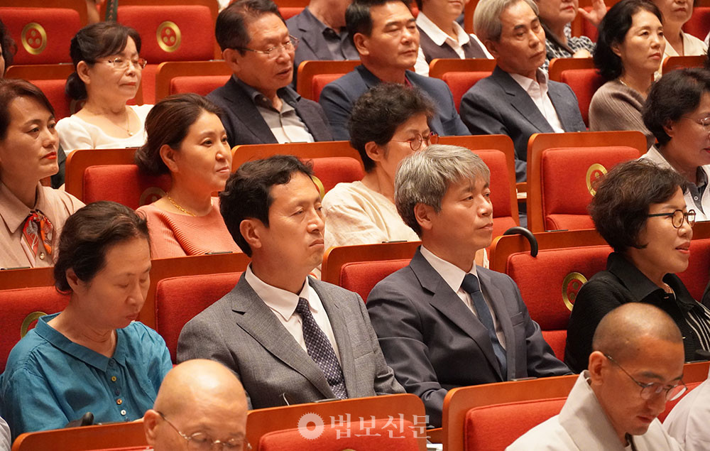 이날 강연에는 사부대중 300여명이 참석해 진우 스님의 강연을 경청했다. 이재형 법보신문 대표와 김형규 공익법인 일일시호일 대표도 강연에 동참하고 있다.