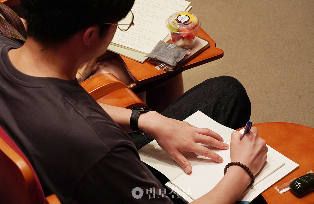 청강생들은 진우 스님의 강연을 열심히 메모하기도 했다. 