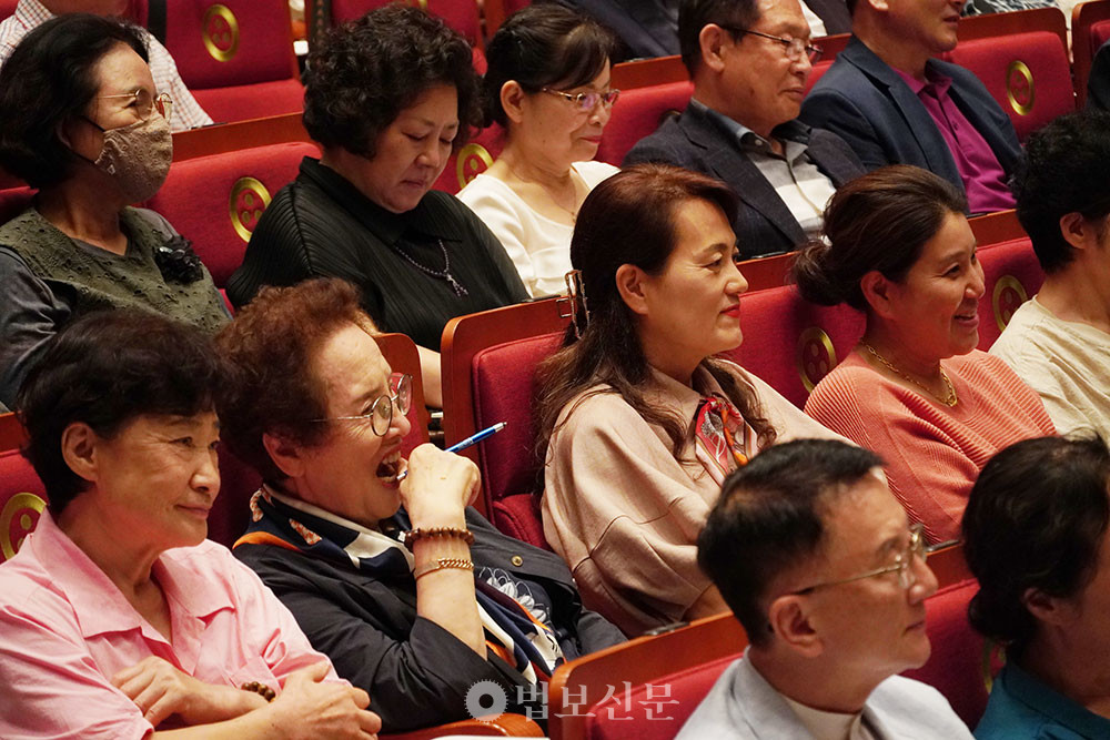 진우 스님은 재치 있는 비유와 유쾌한 농담으로 늦은시간까지 이어지는 강연에 동참한 청각생들의 집중력을 끌어올렸다. 