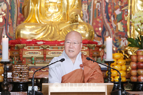 금정총림 율주 수불 스님은 “지장보살의 원력을 믿고 염하면서 지혜로운 눈을 뜨기 위해 지극한 마음으로 정진하면 고통에서 벗어나 일상의 행복을 찾을 수 있다”고 말했다.