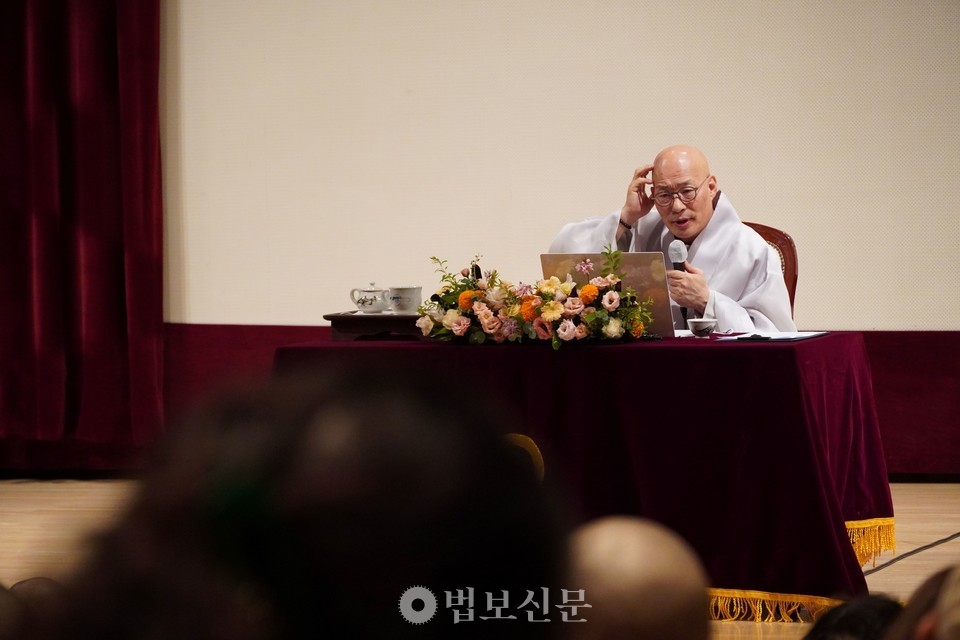 진우 스님은 “현상에 집착하지 말고 잠재의식 속에 저장돼 있는 고락 감정의 업을 제거해야 괴로움에서 벗어날 수 있다”고 강조했다.