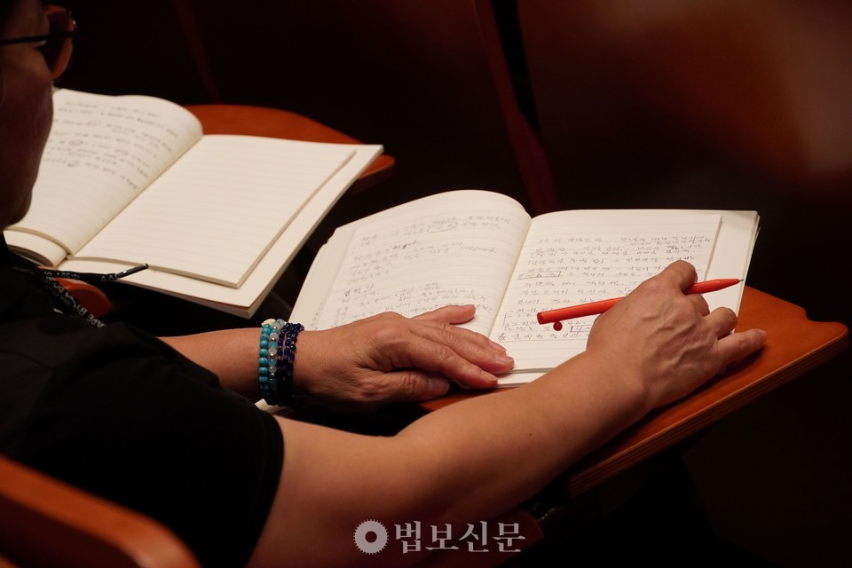 청강생들은 진우 스님의 강연을 열심히 메모하며 들었다.