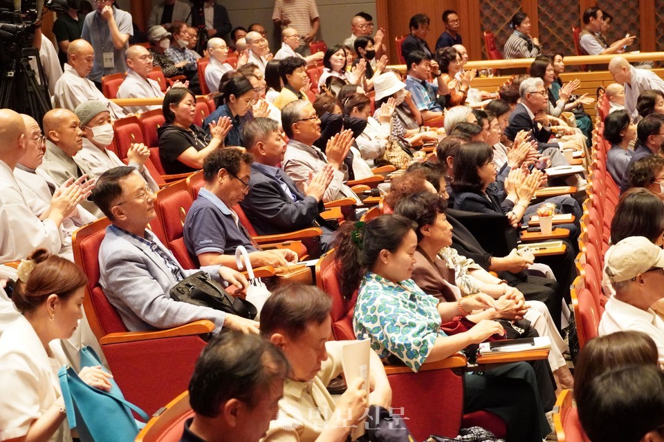 강연이 끝나고 박수를 치는 청강생들의 모습.