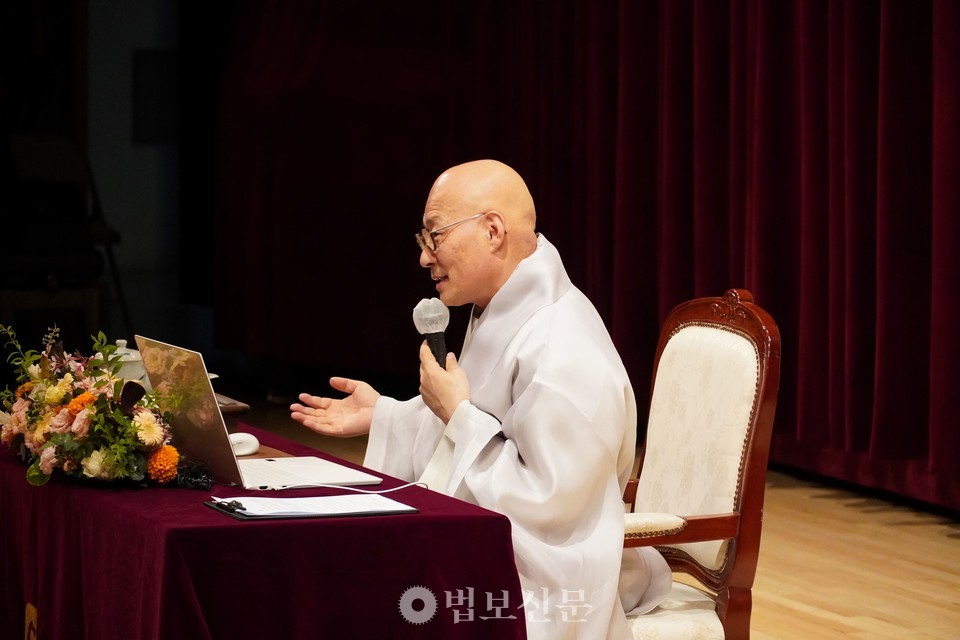  진우 스님은 “인간의 육근이 빚어내는 현상은 결코 괴로움의 원인이 아니다”라고 말했다.