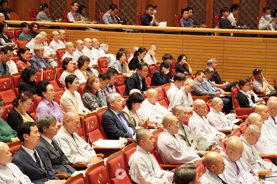 호우주의보 발령에도 강연에는 사부대중 300여 명이 참석해 진우스님의 강연을 경청했다.