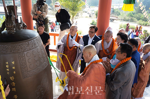 평화의 종을 타종하고 있다.