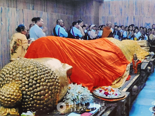 인도순례서 부처님께 가사공양을 올렸다.
