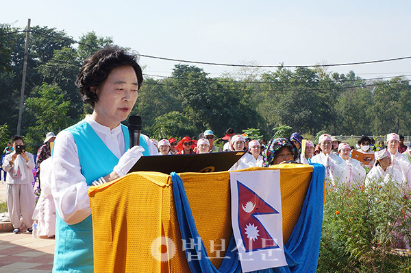 3)한국불자를 대표해 발원문을 낭독하는 홍현숙 보살.