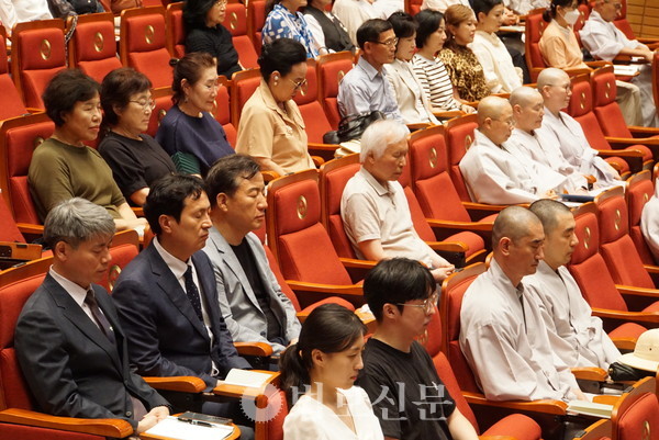 선명상 강의에 앞서 명상을 실참하는 경청자들의 모습.
