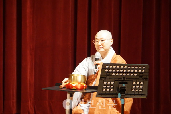 강의에 앞서 동국대 와이즈캠퍼스 아동청소년학과 교수 혜주 스님의 진행으로 지난 시간 진우 스님이 설명한 '우선 멈춤' 명상을 실습했다. 