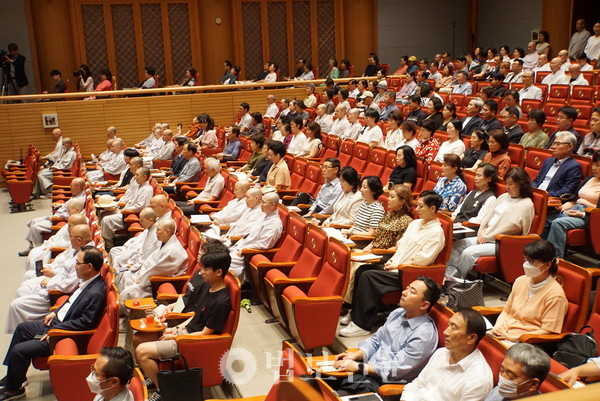 이날 선명상 아카데미에는 사부대중 300여 명이 참석해 진우스님의 강연을 경청했다.